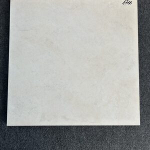 Foto einer einzelnen Bodenfliese Feinsteinzeug im Format 60 cm x 60 cm. Die Farbe ist beige anpoliert, das heißt, die Oberfläche ist teilweise glänzend und teilweise matt.