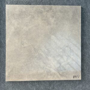 Foto einer einzelnen Bodenfliese Feinsteinzeug im Format 60 cm mal 60 cm. Die Farbe ist braun anpoliert, das heißt, die Oberfläche ist teilweise glänzend und teilweise matt.
