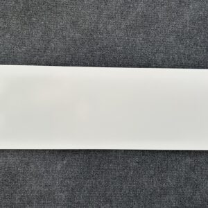 Foto einer einzelnen Wandfliese in glänzendem Weiß. Das Format beträgt 25 cm mal 75 cm.