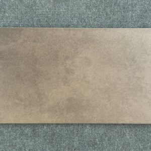 Foto einer einzelnen Bodenfliese Feinsteinzeug im Format 46 cm x 91 cm. Der Farbton ist Bronze nachempfunden.