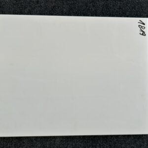 Foto einer einzelnen Wandfliese in mattem Weiß mit einer leichten Struktur. Das Format beträgt 30 cm mal 40 cm.