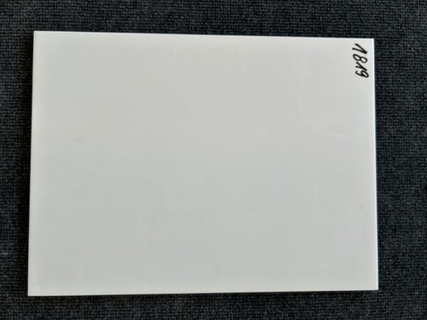 Foto einer einzelnen Wandfliese in mattem Weiß mit einer leichten Struktur. Das Format beträgt 30 cm mal 40 cm.