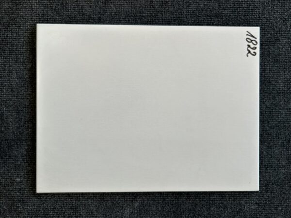 Foto einer einzelnen Wandfliese in mattem Hellgrau. Das Format beträgt 30 cm mal 40 cm.