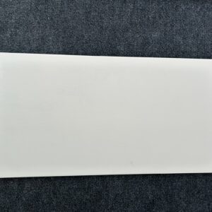 Foto einer einzelnen Wandfliese im Farbton Beige. Ihr Format beträgt 30 cm mal 60 cm
