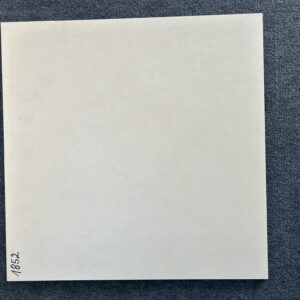 Foto einer einzelnen Bodenfliese Feinsteinzeug im Format 60 cm mal 60 cm. Sie ist in einem beigen Farbton gehalten und weist eine leichte Struktur auf.