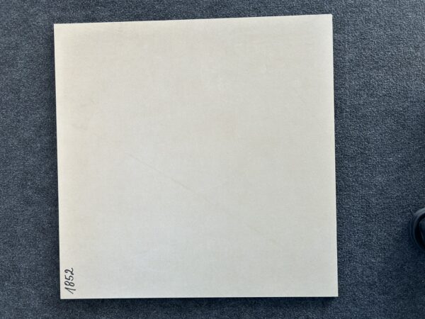 Foto einer einzelnen Bodenfliese Feinsteinzeug im Format 60 cm mal 60 cm. Sie ist in einem beigen Farbton gehalten und weist eine leichte Struktur auf.