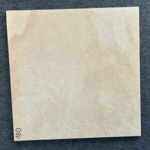 Foto einer einzelnen, quadratischen Bodenfliese Feinsteinzeug im Format 60 cm mal 60 cm. Ihr Farbton Elfenbein ist ein sehr heller, warmer Beigeton mit einem ganz leichten Gelbschimmer.