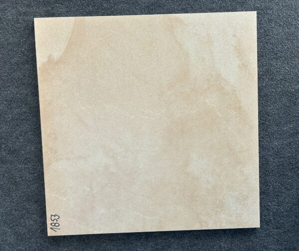 Foto einer einzelnen, quadratischen Bodenfliese Feinsteinzeug im Format 60 cm mal 60 cm. Ihr Farbton Elfenbein ist ein sehr heller, warmer Beigeton mit einem ganz leichten Gelbschimmer.