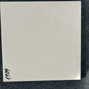 Foto einer einzelnen Bodenfliese Feinsteinzeug im Format 30 cm mal 30 cm. Sie ist im Farbton creme gehalten und besitzt eine zarte, helle Beige-Nuance mit einem warmen, leicht gelblichen Unterton.