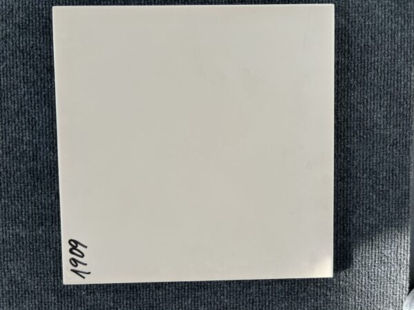 Foto einer einzelnen Bodenfliese Feinsteinzeug im Format 30 cm mal 30 cm. Sie ist im Farbton creme gehalten und besitzt eine zarte, helle Beige-Nuance mit einem warmen, leicht gelblichen Unterton.