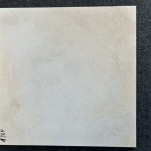Foto einer einzelnen, quadratischen Bodenfliese Feinsteinzeug im Format 60 cm x 60c m. Der Farbton kombiniert Platinum und Beige,
