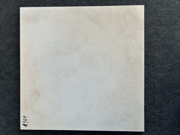 Foto einer einzelnen, quadratischen Bodenfliese Feinsteinzeug im Format 60 cm x 60c m. Der Farbton kombiniert Platinum und Beige,