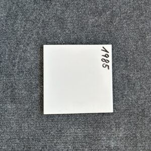 Foto einer einzelnen Wandfliese in mattem Weiß. Format: 15 cm x 15 cm.