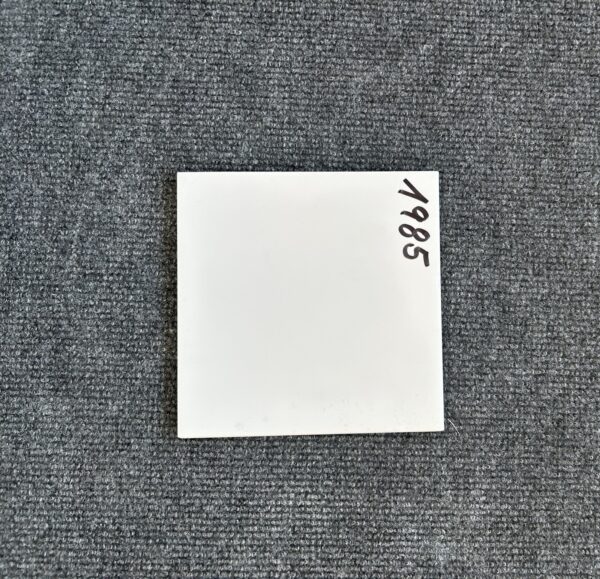 Foto einer einzelnen Wandfliese in mattem Weiß. Format: 15 cm x 15 cm.