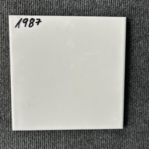Foto einer einzelnen Wandfliese in mattem Weiß. Format: 20 cm x 20 cm.