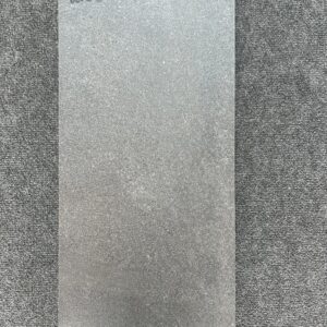 Foto einer einzelnen Bodenfliese Feinsteinzeug im Format 30 cm x 60 cm und Farbton anthrazit.