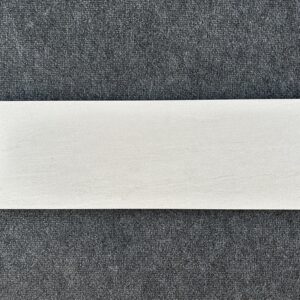 Foto einer einzelnen Wandfliese in mattem Weißgrau. Format: 20cm x 60cm.