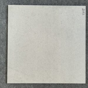 Foto einer einzelnen Bodenfliese Feinsteinzeug im Format 60cm mal 60cm und steingrauem Farbton.