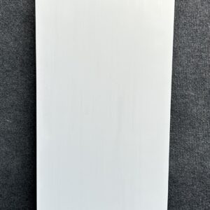 Foto einer einzelnen Bodenfliese Feinsteinzeug im Format 60 cm mal 60 cm und weißem Farbton.
